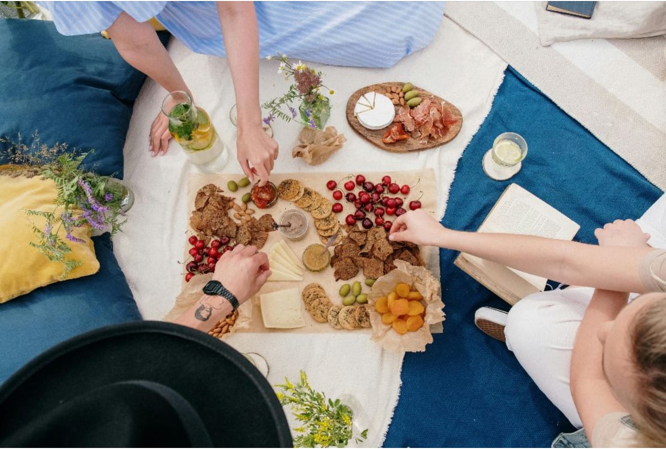 Why You Eat More Than You Think: Environmental Triggers That Secretly Influence Your Food Choices